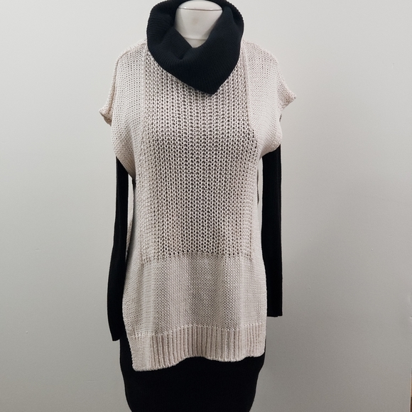 Sleeveless pullover with side slits - Picture 1 of 11